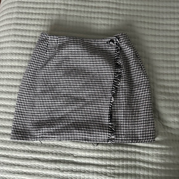 Dresses & Skirts - Black and white houndstooth wrap skirt